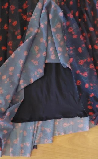Falda tul estampado flores negro y rojo