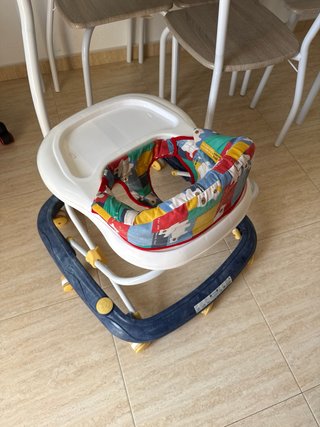Andador infantil con asiento estampado