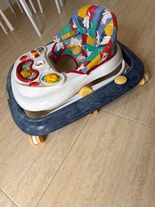 Andador infantil con asiento estampado