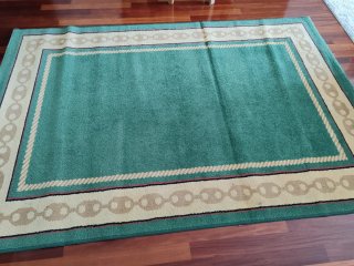 Alfombra verde con borde beige