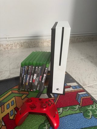 Xbox One Blanca + Mando Rojo + 8 Juegos