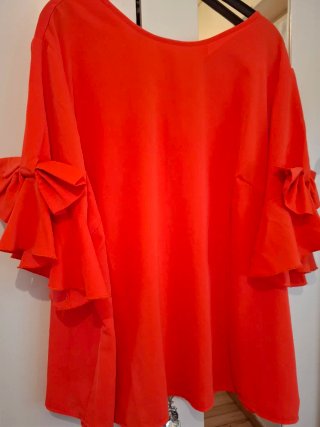 Blusa naranja con volantes en manga