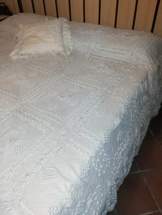 Antichità: Copriletto matrimoniale fatto a mano