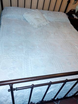 Antichità: Copriletto matrimoniale fatto a mano