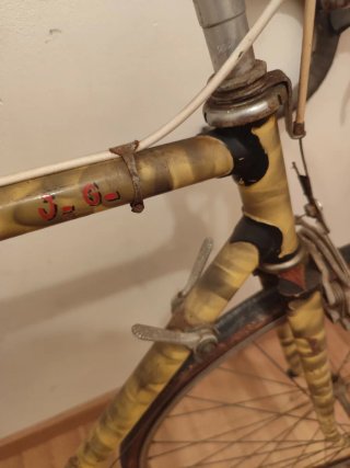Bicicleta antigua clásica para restaurar vintage