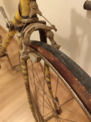 Bicicleta antigua clásica para restaurar vintage