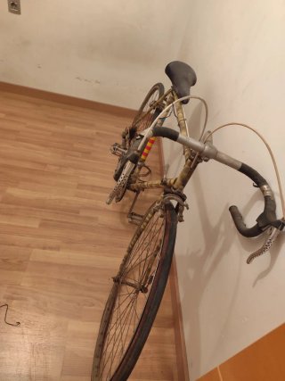Bicicleta antigua clásica para restaurar vintage