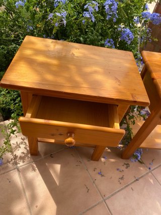Pareja de mesitas de noche de madera maciza