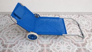 Carro tumbona plegable azul con ruedas
