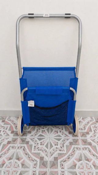 Carro tumbona plegable azul con ruedas