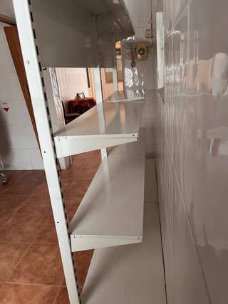 Estanterías metálicas blancas