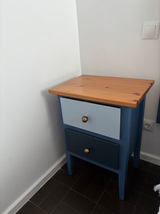 2 mesitas de noche de madera pintada