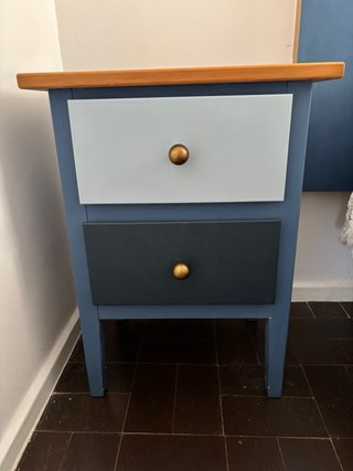 2 mesitas de noche de madera pintada
