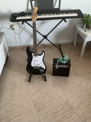 Guitarra Eléctrica Negra con Amplificador