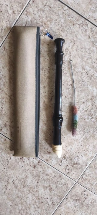 Flauta dulce soprano negra con funda y limpiador