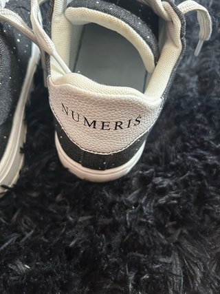 Zapatillas Numeris Negras y Blancas Brillantes