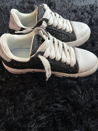 Zapatillas Numeris Negras y Blancas Brillantes