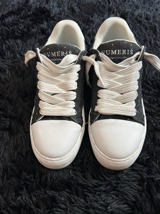 Zapatillas Numeris Negras y Blancas Brillantes