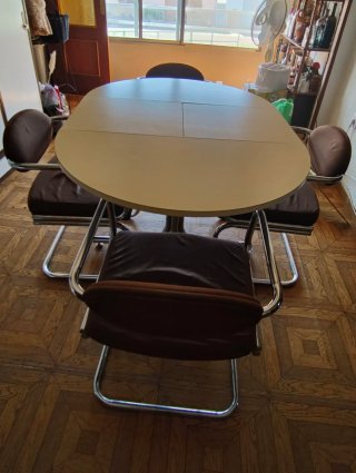Mesa redonda vintage y 4 sillas