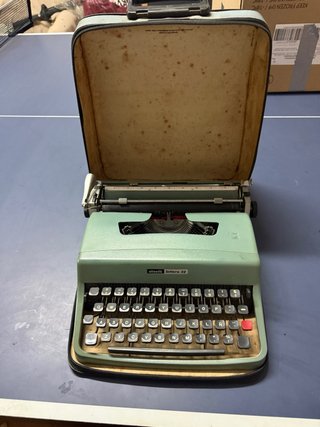 Máquina de escribir Olivetti Lettera 32 con maletí