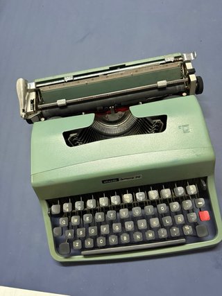 Máquina de escribir Olivetti Lettera 32 con maletí