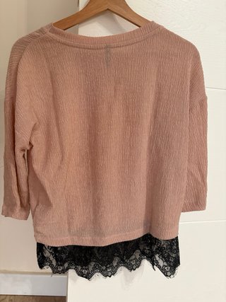 Jersey rosa con encaje negro