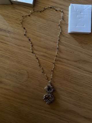 Collana con perline color oro e marrone