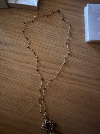 Collana con perline color oro e marrone