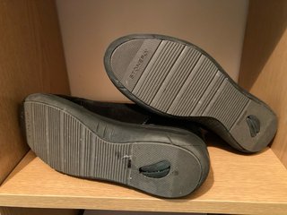 Zapatos negros con cremallera
