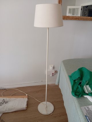 Lámpara de pie blanca