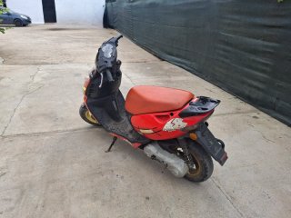 Aprilia Sonic Scooter Roja y Negra