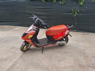 Aprilia Sonic Scooter Roja y Negra