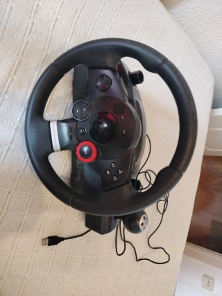 Volante Logitech Driving Force + Pedales