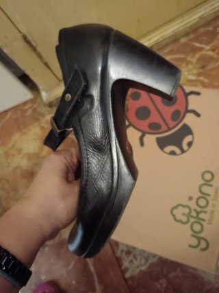 Zapatos de tacón negros Yokono