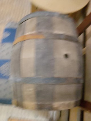 Barril de madera con grifo