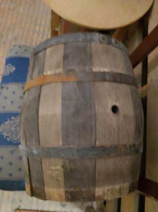 Barril de madera con grifo