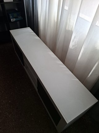 Mesa TV madera blanca y negra MOTIVO VIAJE