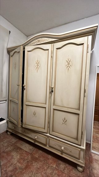 Armario de madera maciza pintado a mano 3 puertas