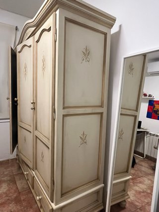Armario de madera maciza pintado a mano 3 puertas