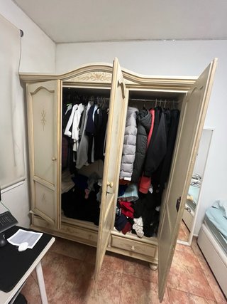 Armario de madera maciza pintado a mano 3 puertas