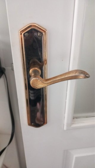 Manillas de puerta doradas