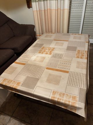 Mesa de salón de mimbre