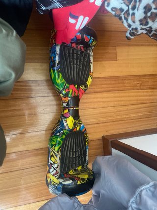 Patinete eléctrico con diseño graffiti