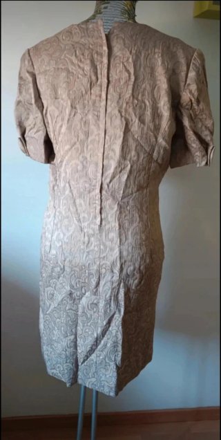 Vestido beige con botones y manga corta