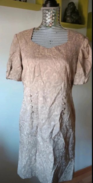 Vestido beige con botones y manga corta