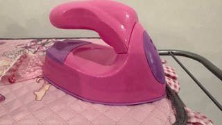 Tabla de planchar y plancha de juguete rosa