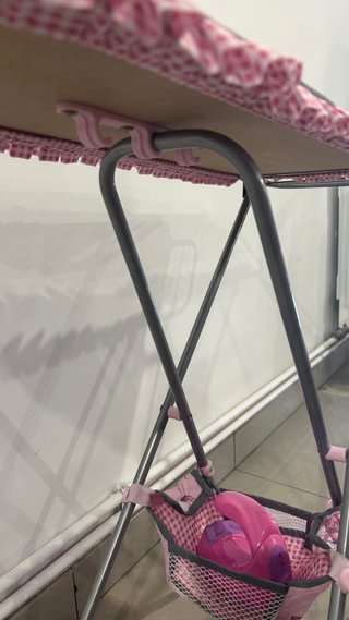Tabla de planchar y plancha de juguete rosa