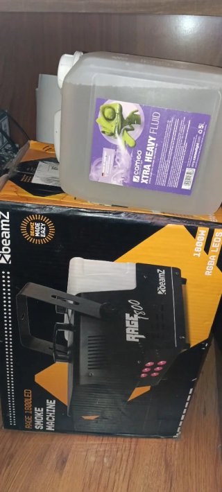 Máquina de humo BeamZ RAGE 1800W con fluido