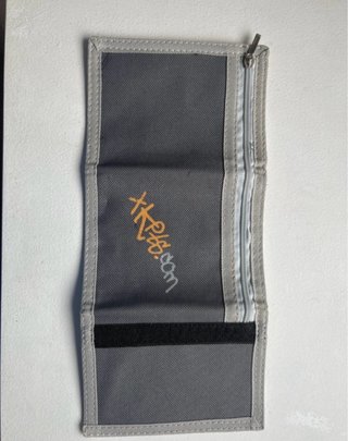 Monedero gris con cremallera
