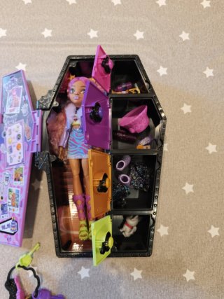 Monster High ataúd con muñeca, llaves y accesorios